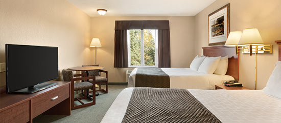 A spacious double queen bedroom at the Days Inn in Thunder Bay, Canada